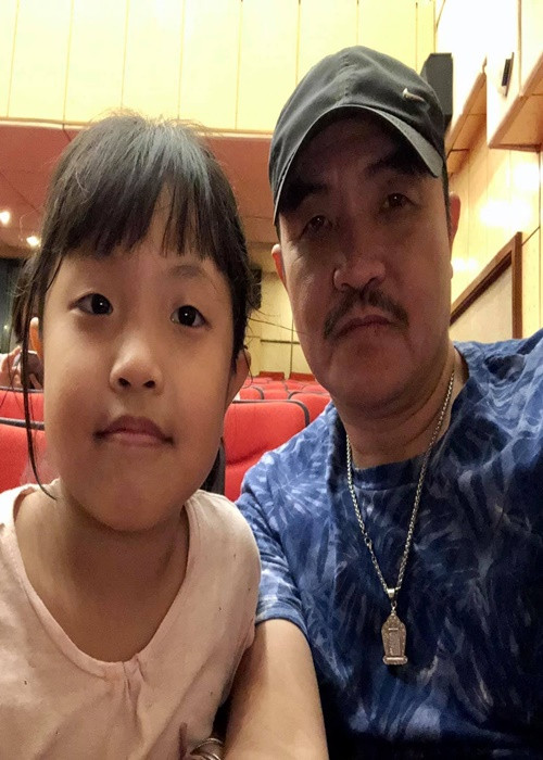 Đi công tác hay đi đâu, anh luôn thu xếp để con đi cùng. "Sẽ vất vả hơn các bạn cùng đoàn đó nhưng tôi không muốn con gái cô đơn", Quốc Quân trải lòng. Ảnh: FBNV.