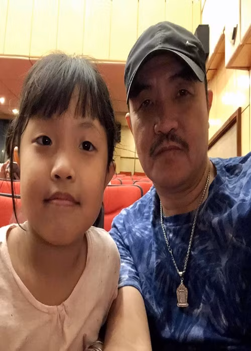 Đi công tác hay đi đâu, anh luôn thu xếp để con đi cùng. "Sẽ vất vả hơn các bạn cùng đoàn đó nhưng tôi không muốn con gái cô đơn", Quốc Quân trải lòng. Ảnh: FBNV.