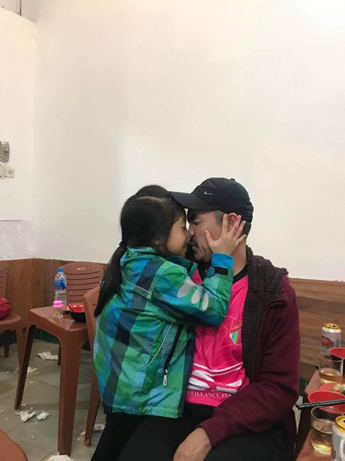 Nam nghệ sĩ cho hay, ngoài việc đẻ và cho con bú, việc gì anh cũng làm được, hơn cả người phụ nữ. Ảnh: FBNV.