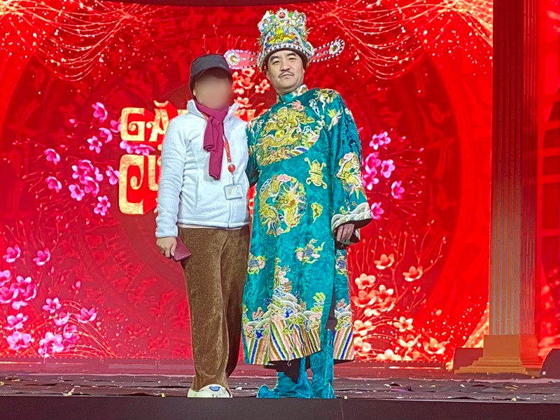 Diễn viên Quốc Quân đóng Táo Kinh tế trong Táo quân 2024. Trong nhiều năm qua, vai diễn này do Quang Thắng đảm nhận. Ảnh: FBNV.