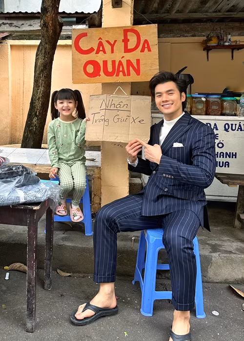 Trong Đừng làm mẹ cáu, Nhan Phúc Vinh vào vai Quân - chàng giám đốc điển trai, vẻ ngoài lạnh lùng nhưng lại có trái tim ấm áp. Ảnh: FBNV.