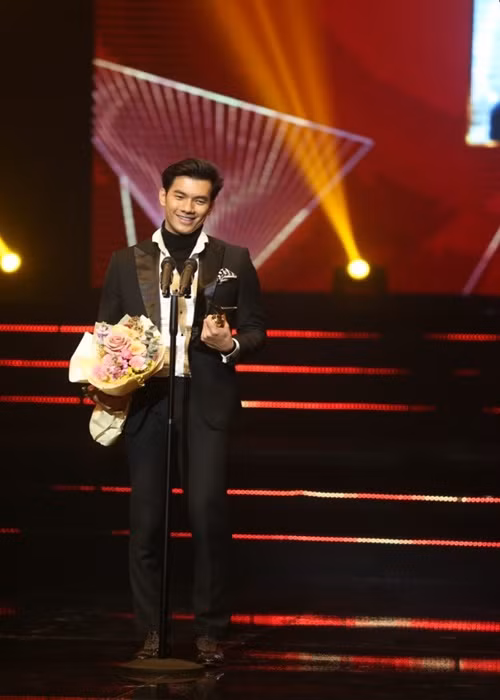 Diễn viên Nhan Phúc Vinh vượt qua các đề cử sáng giá như: NSƯT Hoàng Hải (Cuộc đời vẫn đẹp sao), diễn viên Trọng Lân (Không ngại cưới, chỉ cần một lý do). Ảnh: Ấn Tượng VTV.