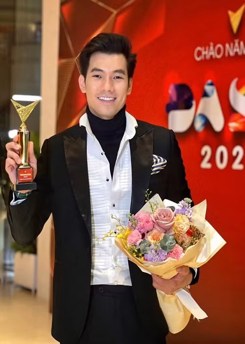 Trả lời câu hỏi của Dân Trí về việc nhiều người cho rằng chiến thắng của Nhan Phúc Vinh chưa thuyết phục khi so sánh với NSƯT Hoàng Hải và Trọng Lân, nam diễn viên bày tỏ: "Chúng tôi làm nghệ thuật, là một công việc định tính, không phải định lượng. Nếu có ý kiến trái chiều đó là việc bình thường. Chúng ta trưởng thành thì sẽ hiểu đâu là sự thật". Ảnh: FBNV.