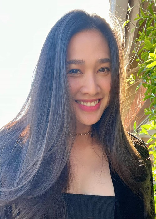 "Nụ cười ngọt ngào không kém gì viên kẹo và mái tóc đẹp - một trong những yếu tố quan trọng nhất để giúp chúng ta luôn tỏa sáng rất ảo trong hình", bà mẹ một con chia sẻ gần đây.