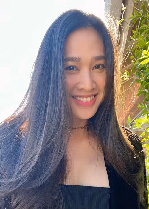 "Nụ cười ngọt ngào không kém gì viên kẹo và mái tóc đẹp - một trong những yếu tố quan trọng nhất để giúp chúng ta luôn tỏa sáng rất ảo trong hình", bà mẹ một con chia sẻ gần đây.