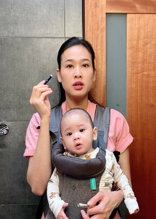 Dương Mỹ Linh chia sẻ, cô ít có thời gian dành cho bản thân sau khi làm mẹ. Tuy nhiên, cô hạnh phúc với cuộc sống bỉm sữa.
