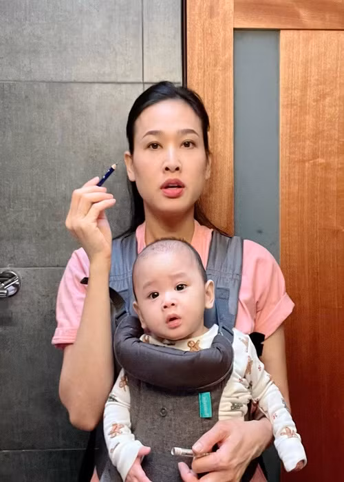 Dương Mỹ Linh chia sẻ, cô ít có thời gian dành cho bản thân sau khi làm mẹ. Tuy nhiên, cô hạnh phúc với cuộc sống bỉm sữa.