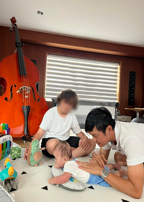 Dương Mỹ Linh được chồng hỗ trợ chăm sóc con trai.