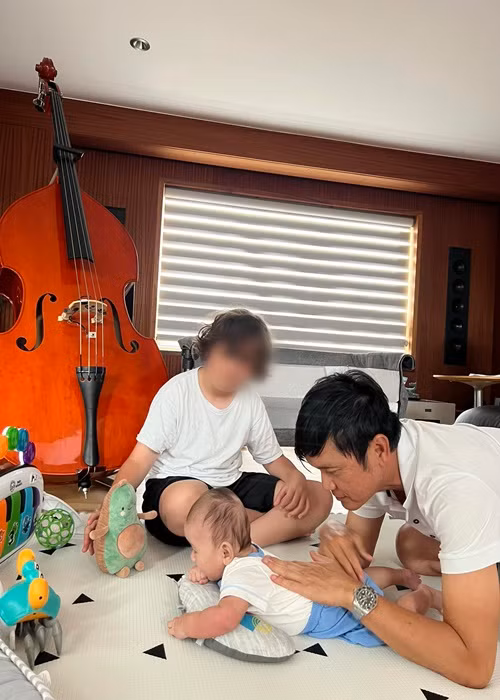 Dương Mỹ Linh được chồng hỗ trợ chăm sóc con trai.