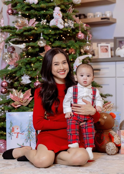 Con trai Dương Mỹ Linh ngày càng kháu khỉnh.