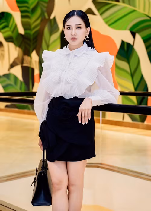 Dương Mỹ Linh nhận được nhiều lời khen ngợi về nhan sắc sau sinh, đặc biệt làn da, mái tóc.