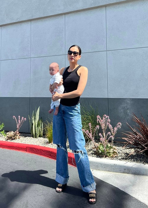 Trên trang cá nhân, Dương Mỹ Linh thoải mái chia sẻ hình ảnh con trai.