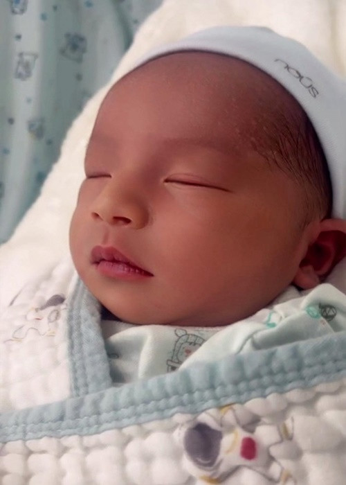 Theo Cao Thái Sơn, con trai được thừa hưởng những gì tốt đẹp nhất của bố mẹ. Nam ca sĩ cho biết, mẹ của bé Thái Minh rất xinh đẹp. Ảnh: FBNV.