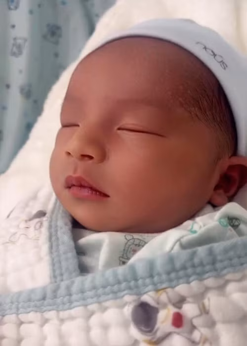 Theo Cao Thái Sơn, con trai được thừa hưởng những gì tốt đẹp nhất của bố mẹ. Nam ca sĩ cho biết, mẹ của bé Thái Minh rất xinh đẹp. Ảnh: FBNV.