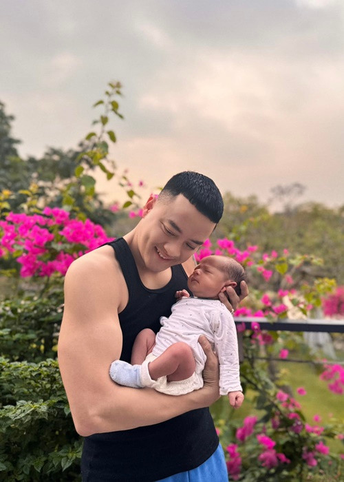 Hai bố con Cao Thái Sơn và người thân sống trong biệt thự nhà vườn. Ảnh: FBNV.