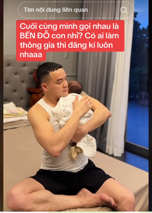 Lần đầu làm bố, nam ca sĩ tỏ ra tự tin trong việc cho con bú bình, vỗ lưng ợ hơi, thay tã. Ảnh chụp màn hình.