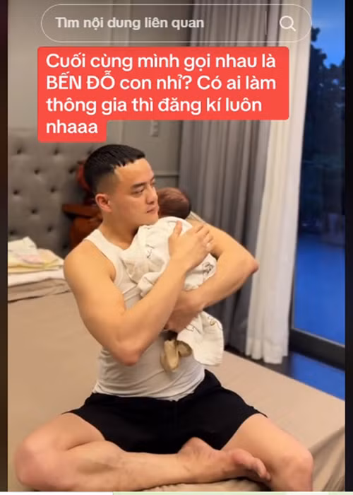 Lần đầu làm bố, nam ca sĩ tỏ ra tự tin trong việc cho con bú bình, vỗ lưng ợ hơi, thay tã. Ảnh chụp màn hình.