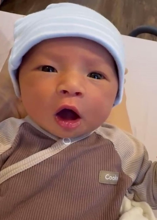 Sau 1 tháng quý tử ra đời, Cao Thái Sơn mới tiết lộ hình ảnh thiên thần nhỏ của mình. Ảnh: FBNV.