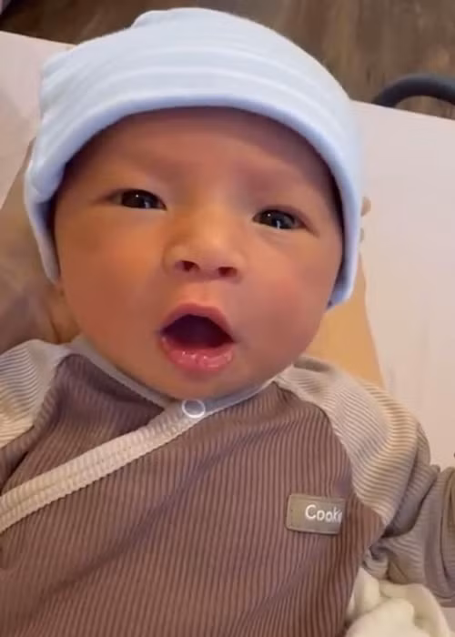 Sau 1 tháng quý tử ra đời, Cao Thái Sơn mới tiết lộ hình ảnh thiên thần nhỏ của mình. Ảnh: FBNV.