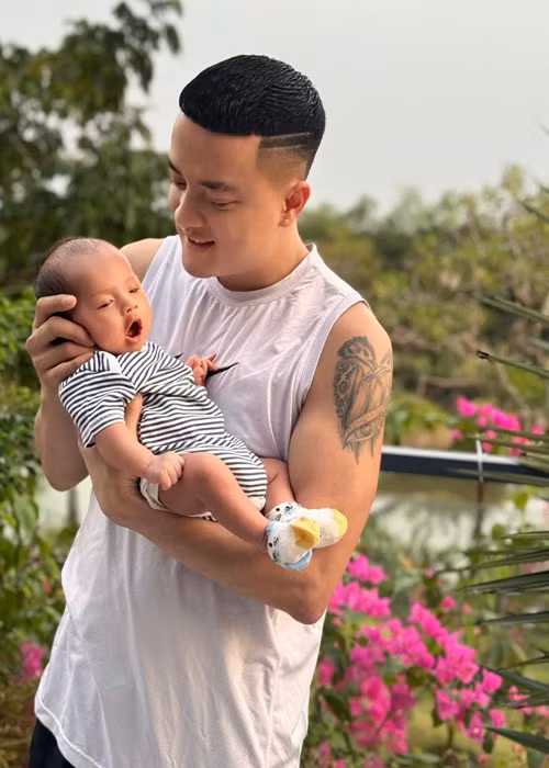 Cao Thái Sơn cho con trai tắm nắng mỗi buổi sớm. Ảnh: FBNV.