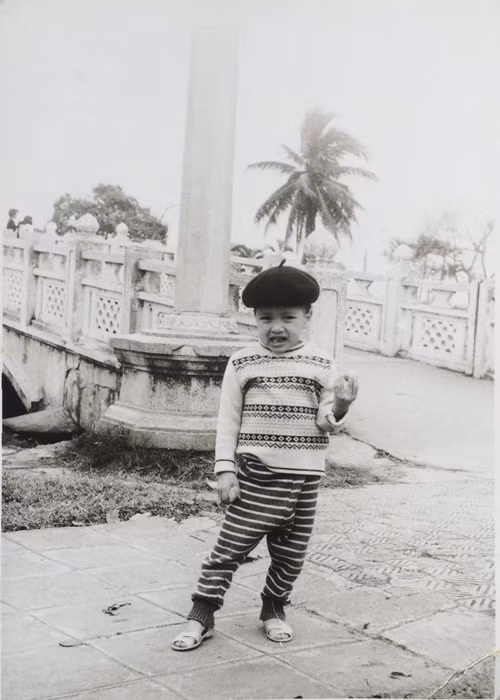 Nam ca sĩ có tuổi thơ đầy bình yên. Ảnh: FBNV.