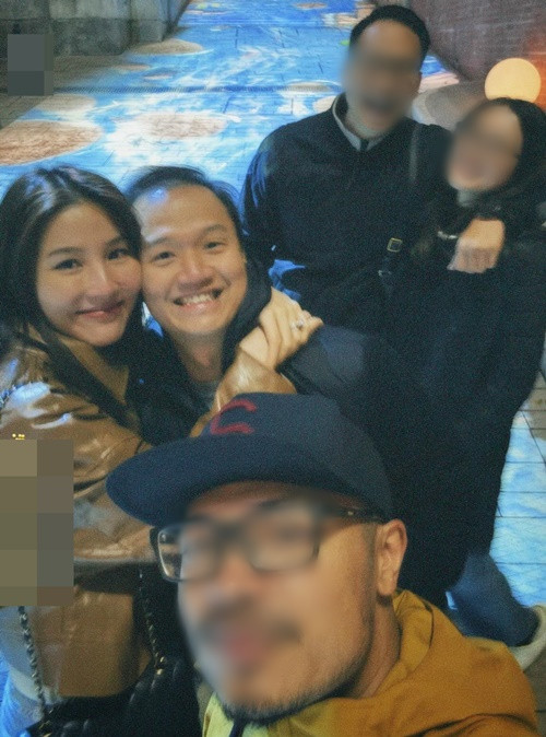 Cặp đôi đi du lịch cùng bạn bè thân thiết.