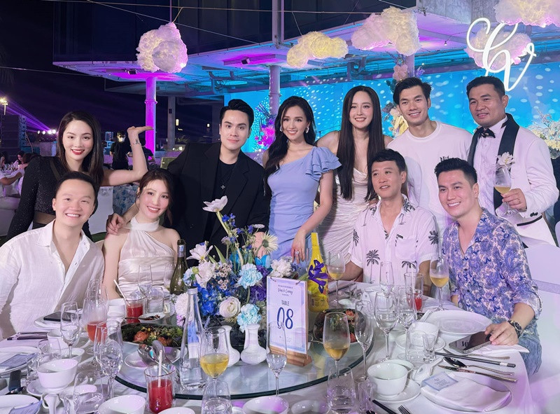 Diễm My cùng chồng kém tuổi tham dự đám cưới của Vân Hugo.