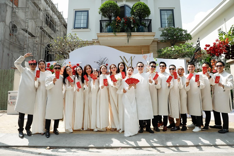 Sau khi kết hôn, Diễm My sống trong căn biệt thự mới do bố mẹ chồng tặng. Theo Dân Trí, bố mẹ chồng Diễm My sống ở nhà bên cạnh hai con.