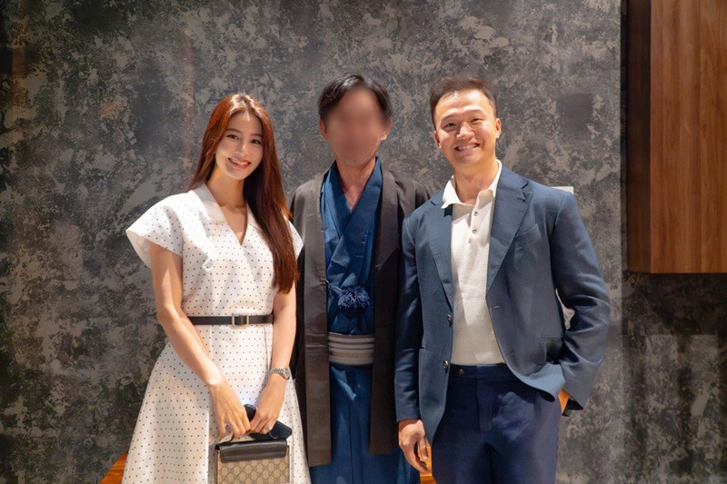 Đôi vợ chồng son ngày càng dính như sam.