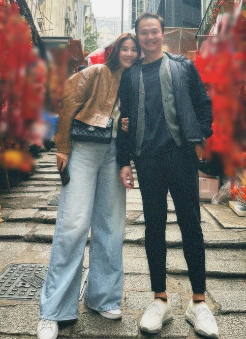 Đôi vợ chồng son rạng rỡ trong chuyến du lịch sau 1 tháng kết hôn.