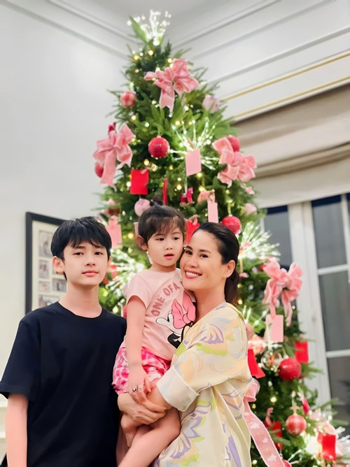 Thân Thúy Hà công khai danh tính bố của con trai đầu lòng Duy Anh. Tuy nhiên, cô lại giữ kín danh tính cha của con gái Hera.