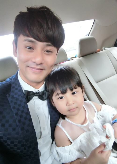 Khi mọi thứ đã sẵn sàng, nam ca sĩ quyết định giới thiệu thiên thần nhỏ của mình với khán giả. Theo Ưng Đại Vệ, người hâm mộ không chỉ đón nhận con gái anh mà còn gửi tặng quà cho cô nhóc.