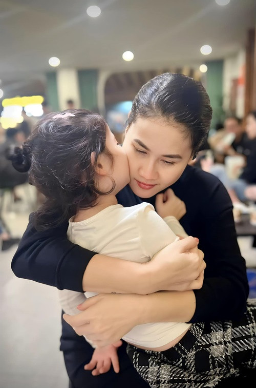 Trước những thắc mắc về bố của con gái, Thân Thúy Hà mong những người soi mói hãy dừng bàn luận cuộc sống của mẹ con cô.