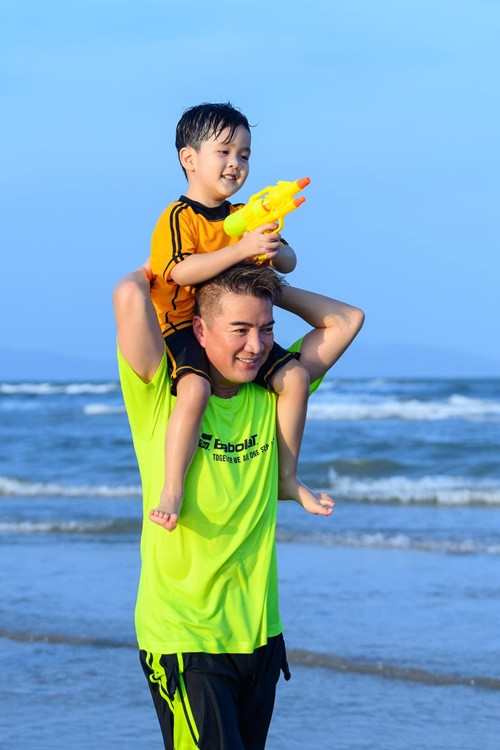 Mẹ của con trai Đàm Vĩnh Hưng không bao giờ muốn lộ diện. Nam ca sĩ cho biết, người này chỉ muốn ở phía sau. Đàm Vĩnh Hưng tôn trọng quyết định này của nửa kia.