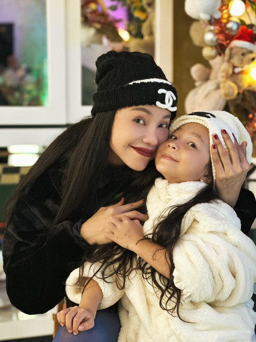 Trà Ngọc Hằng lần đầu công khai hình ảnh con gái vào bữa tiệc thôi nôi con năm 2019. Tuy nhiên, cô giấu danh tính bố của con gái.