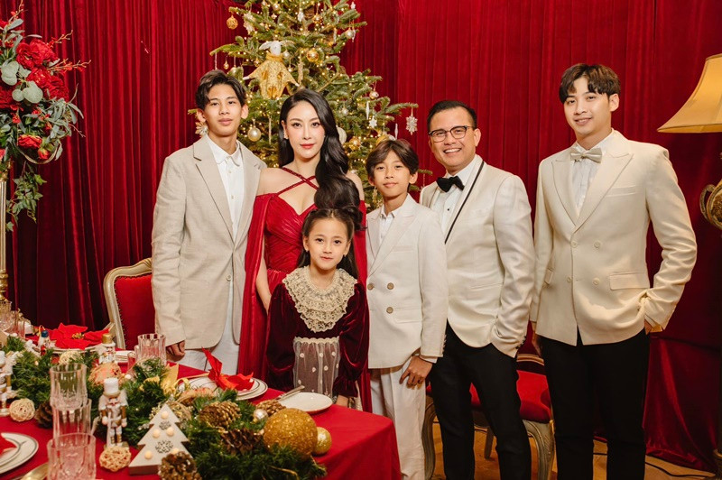 Năm 2007, hoa hậu tuổi Thìn tổ chức đám cưới bí mật với doanh nhân Huỳnh Trung Nam. Họ có 3 con chung gồm 2 trai, 1 gái. Đặc biệt, Hà Kiều Anh yêu thương Nhật Minh - con riêng của chồng như con ruột.