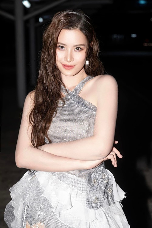 Ca sĩ Đông Nhi sinh ra trong gia đình không mấy khá giả. Bằng tài năng, sự nỗ lực, mỹ nhân Việt tuổi Thìn này có được chỗ đứng trong làng giải trí Việt, sở hữu lượng fan đông đảo nhất nhì showbiz.