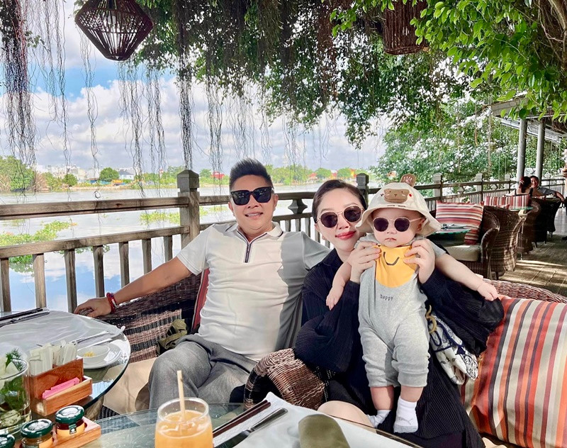 Trong một bữa tiệc của anh trai, Bảo Thy gặp doanh nhân Phan Lĩnh. Bên đại gia hơn 10 tuổi, Bảo Thy giống công chúa đời thực. Phan Lĩnh cũng là mối tình đầu của Bảo Thy.