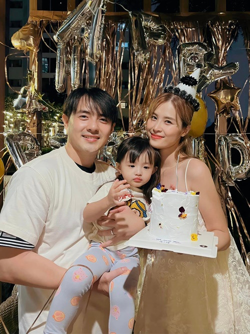 Đông Nhi - Ông Cao Thắng chính thức nên duyên vợ chồng bằng đám cưới hoành tráng ở Phú Quốc. Tháng 10/2020, Đông Nhi sinh con gái đầu lòng khiến tổ ấm của đôi trẻ thêm tròn đầy, viên mãn.