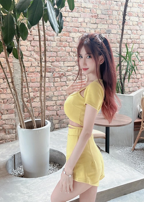 Hot girl xinh đẹp chưa một lần đáp trả những bình luận tiêu cực về phong cách thời trang.