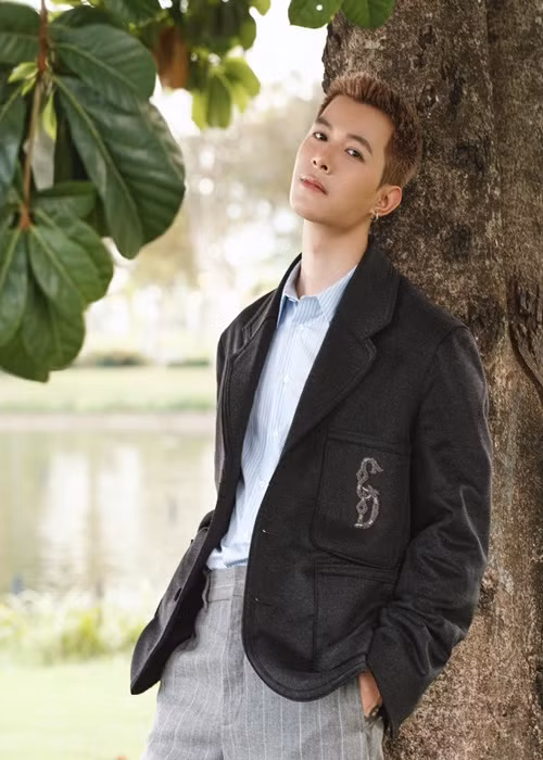 Anh Tú tốt nghiệp Đại học Sân khấu Điện ảnh TP HCM, là diễn viên của sân khấu kịch Thế Giới Trẻ. Ảnh: FBNV.