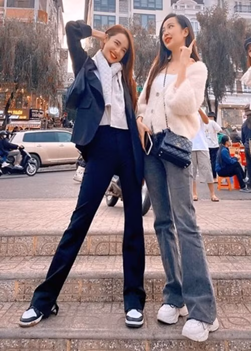 Kim Oanh có mối quan hệ khá thân thiết với Nhã Phương.