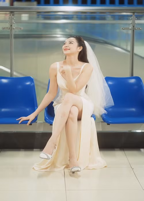 Chia sẻ với Tiền Phong, Kim Oanh “Thương ngày nắng về” cho hay, cô tổ chức đám cưới vào ngày 29/2 tại Quảng Trị - quê nhà cô dâu. Sau đó chục ngày, Kim Oanh sẽ tổ chức hôn lễ tại nhà trai ở Hải Dương.