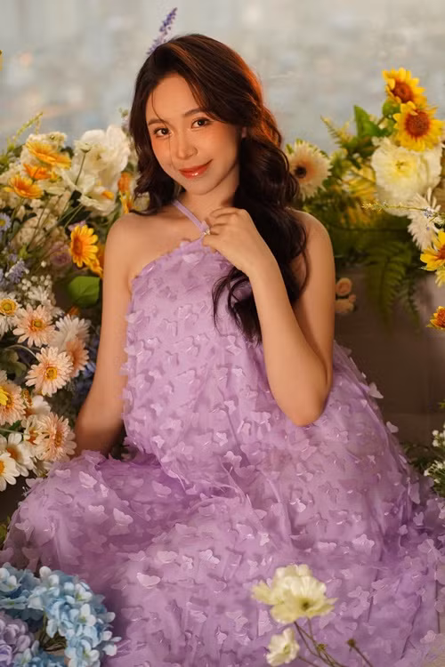 Nữ diễn viên sinh năm 1993 sở hữu gương mặt xinh đẹp với đôi mắt biết nói, khuôn miệng duyên dáng.