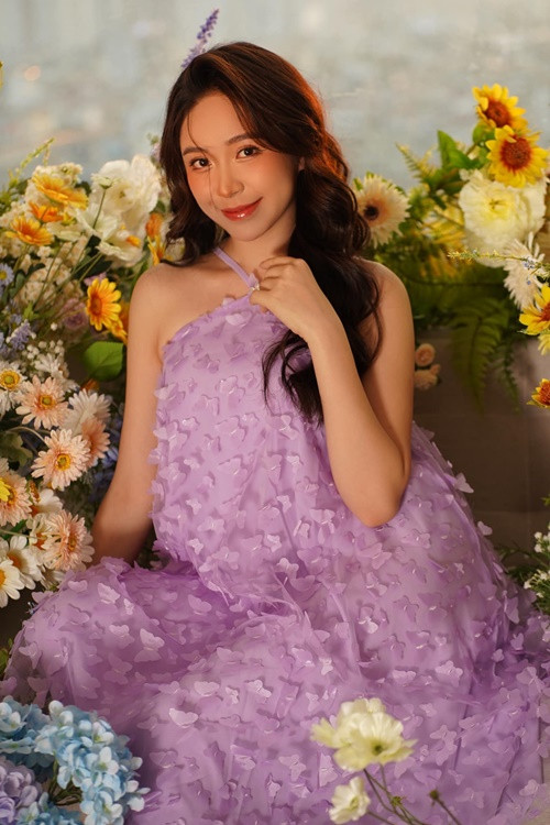 Nữ diễn viên sinh năm 1993 sở hữu gương mặt xinh đẹp với đôi mắt biết nói, khuôn miệng duyên dáng.