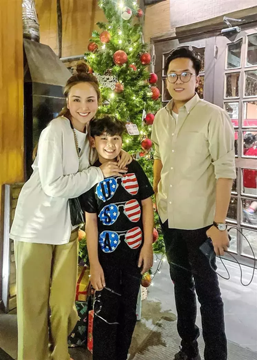 Khi còn ở Việt Nam, Diễm Hương và chồng cũ thường cùng đưa con trai đi chơi.