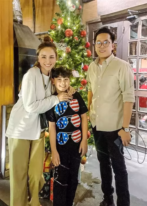 Khi còn ở Việt Nam, Diễm Hương và chồng cũ thường cùng đưa con trai đi chơi.