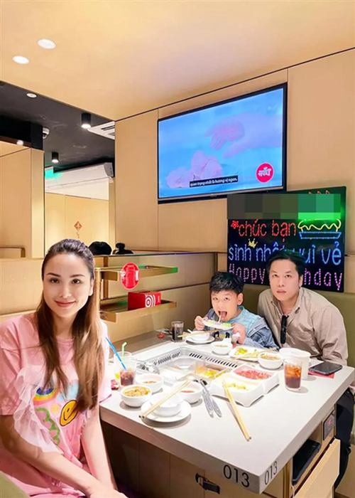 "Tôi chỉ có thể nói rằng tôi và anh Huy đang hợp tác tốt trong việc cố gắng mang lại cuộc sống vui vẻ cho con", Diễm Hương từng viết.