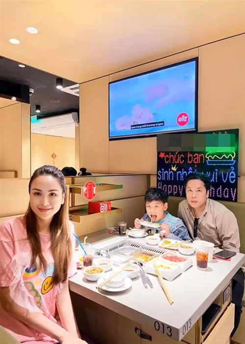 "Tôi chỉ có thể nói rằng tôi và anh Huy đang hợp tác tốt trong việc cố gắng mang lại cuộc sống vui vẻ cho con", Diễm Hương từng viết.