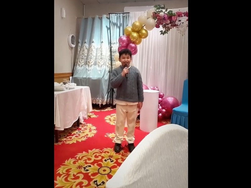 Diễm Hương tiết lộ con trai xin phép được cho ba dượng là ba. "Noah hạnh phúc và đã chuẩn bị bài phát biểu này từ 6 tháng về trước, dặn mẹ phải bí mật đến giây phút cuối cùng", nàng hậu cho biết thêm.